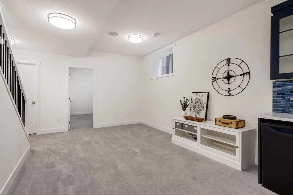 4629 72 Street NW Calgary AB T3B 2L3