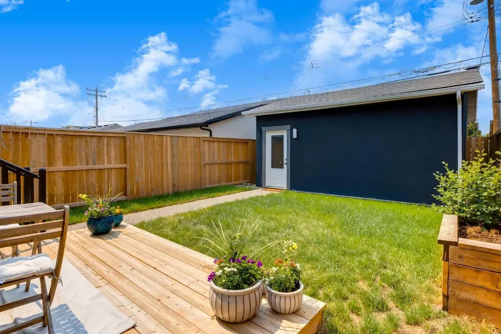 4629 72 Street NW Calgary AB T3B 2L3