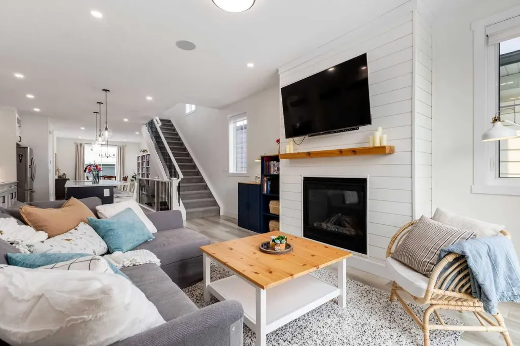 4629 72 Street NW Calgary AB T3B 2L3