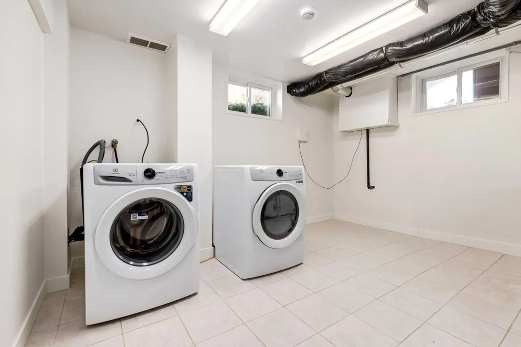 1920 Kelwood Drive SW Calgary AB T3E 3Z3