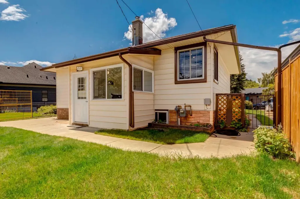1920 Kelwood Drive SW Calgary AB T3E 3Z3