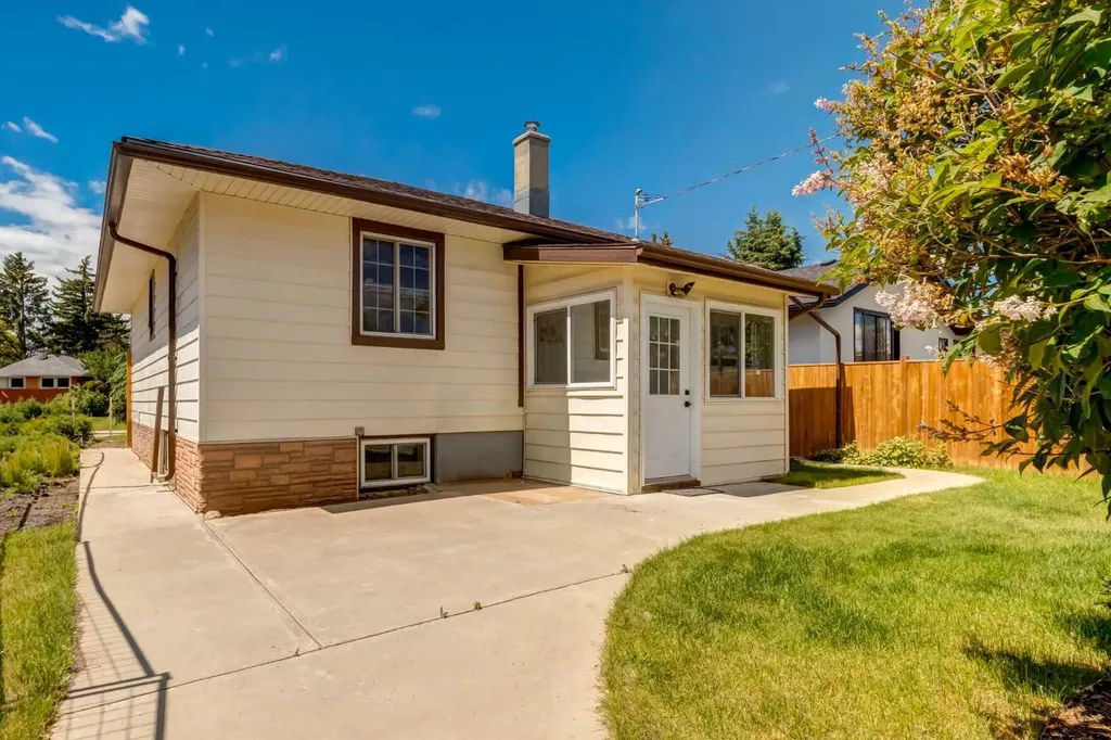 1920 Kelwood Drive SW Calgary AB T3E 3Z3
