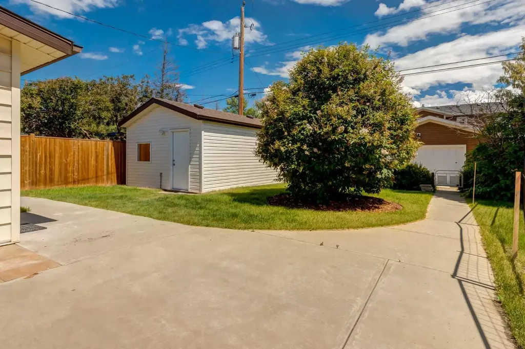 1920 Kelwood Drive SW Calgary AB T3E 3Z3