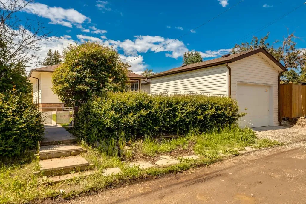1920 Kelwood Drive SW Calgary AB T3E 3Z3