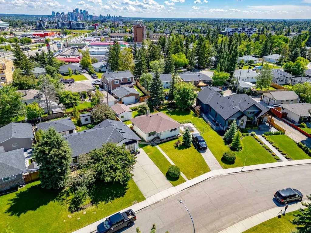 1920 Kelwood Drive SW Calgary AB T3E 3Z3