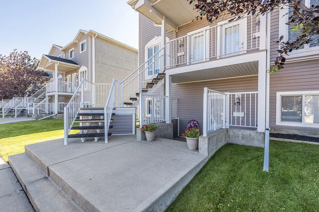 35 Somerset Lane SE Medicine Hat AB T1B0E5