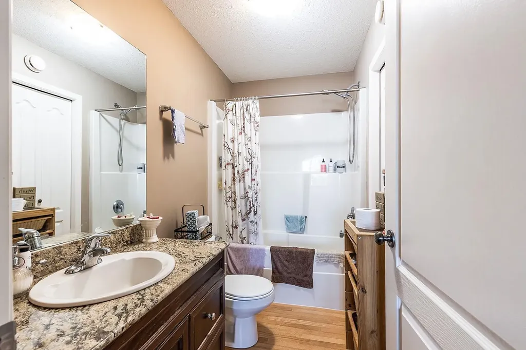 35 Somerset Lane SE Medicine Hat AB T1B0E5