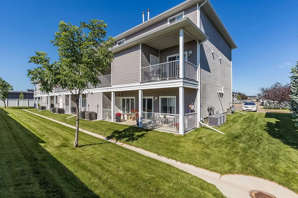 35 Somerset Lane SE Medicine Hat AB T1B0E5