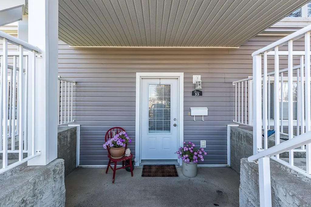 35 Somerset Lane SE Medicine Hat AB T1B0E5