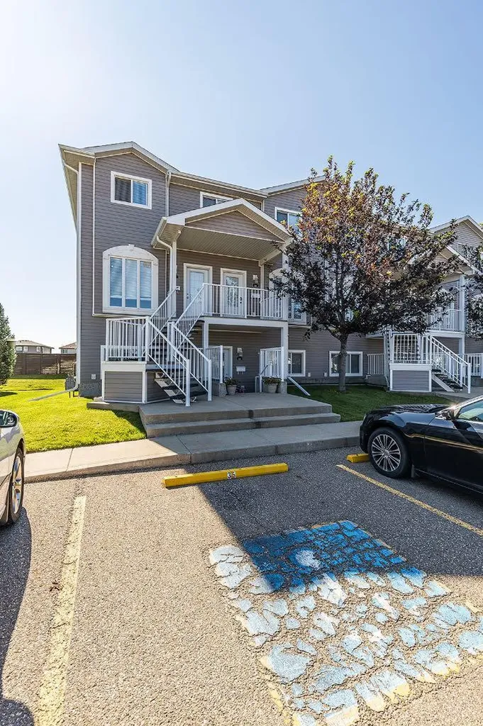 35 Somerset Lane SE Medicine Hat AB T1B0E5