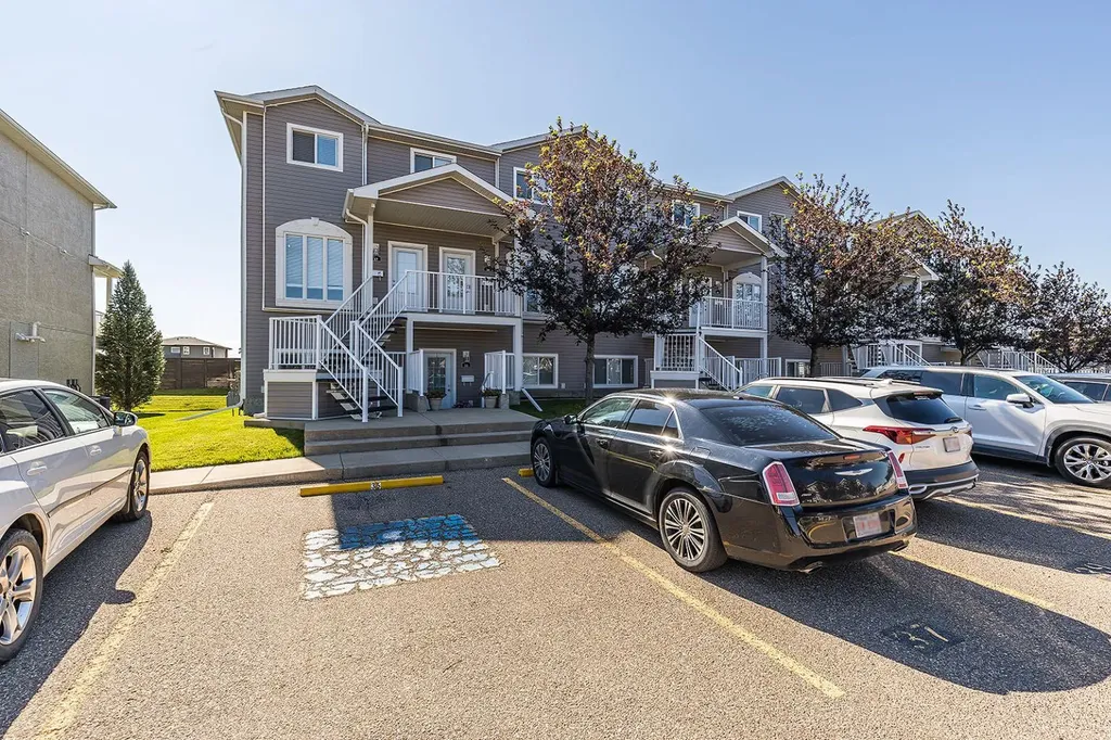 35 Somerset Lane SE Medicine Hat AB T1B0E5