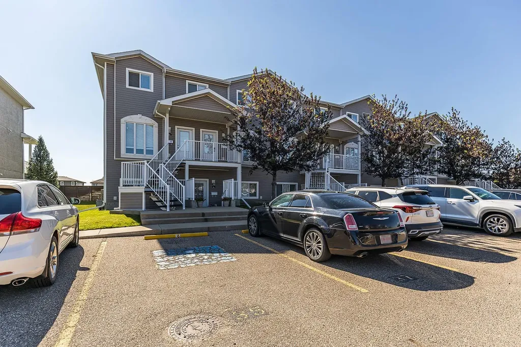 35 Somerset Lane SE Medicine Hat AB T1B0E5