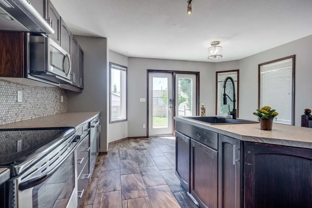 17 Stanford Boulevard Blackfalds AB T0M 0J0