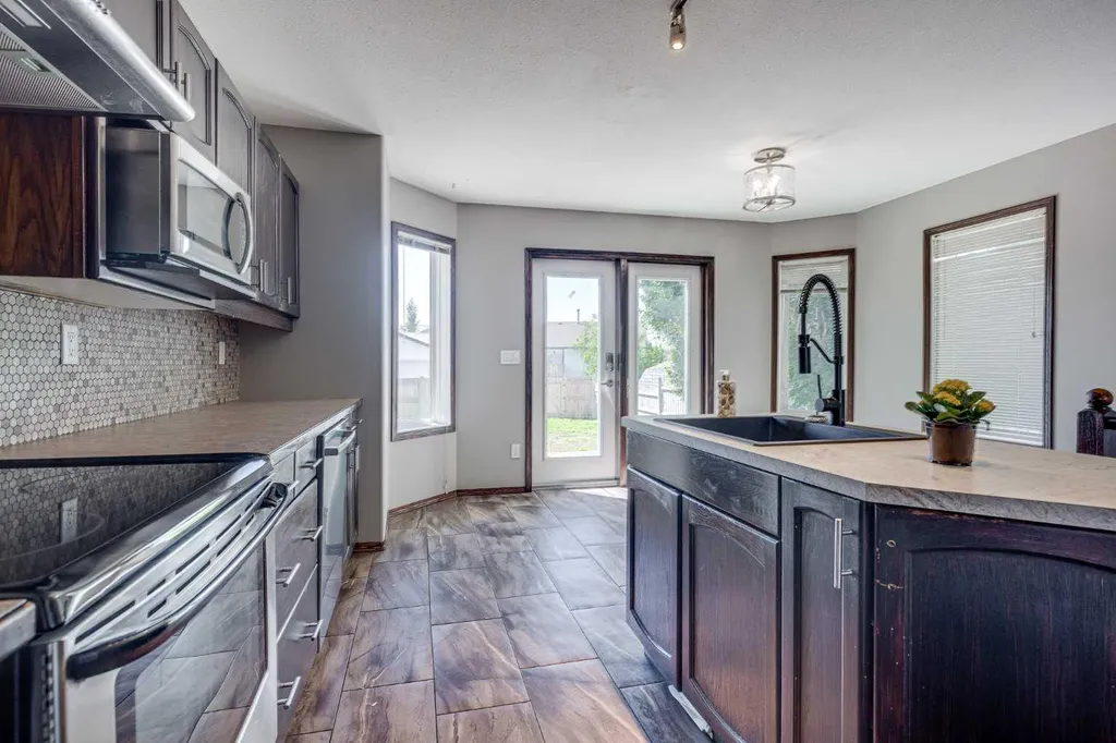 17 Stanford Boulevard Blackfalds AB T0M 0J0