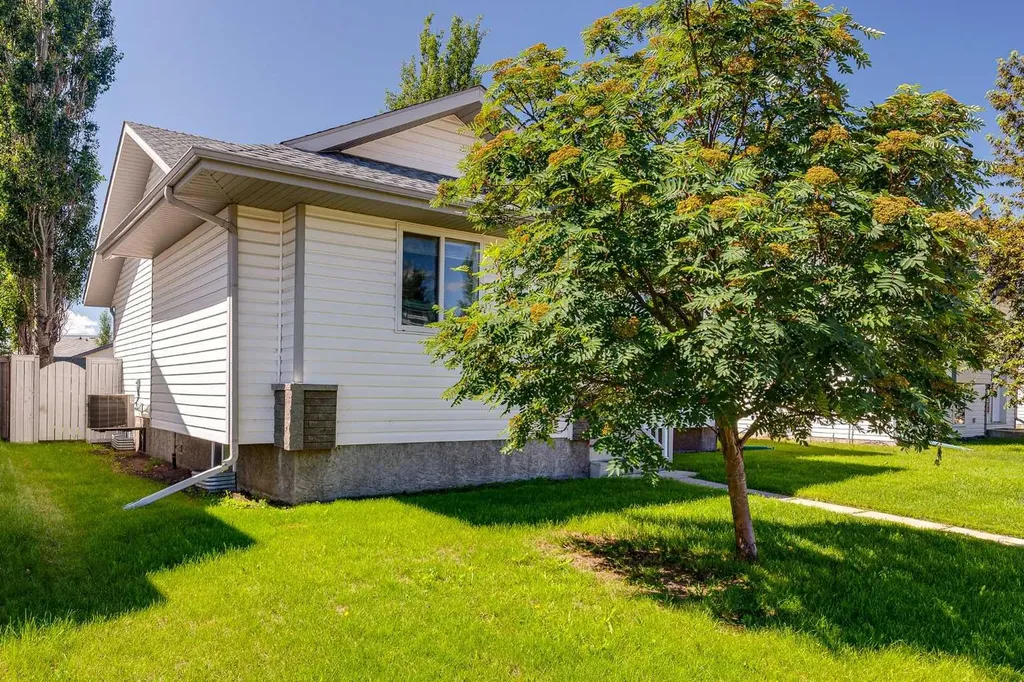 17 Stanford Boulevard Blackfalds AB T0M 0J0