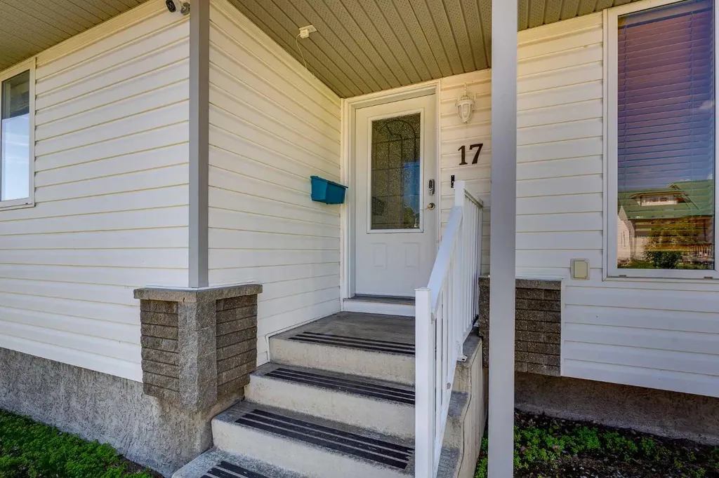 17 Stanford Boulevard Blackfalds AB T0M 0J0