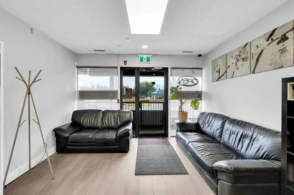 222 16 Avenue NE Calgary AB T2E 1J8