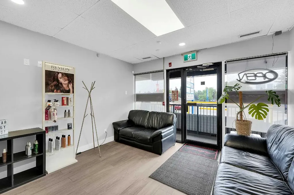 222 16 Avenue NE Calgary AB T2E 1J8