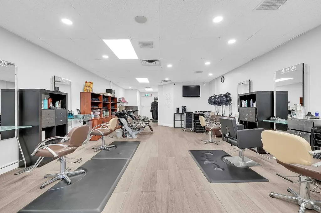 222 16 Avenue NE Calgary AB T2E 1J8