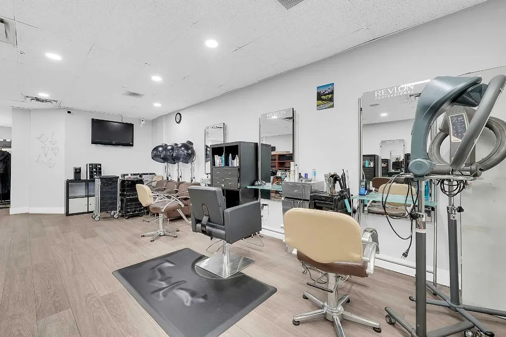222 16 Avenue NE Calgary AB T2E 1J8