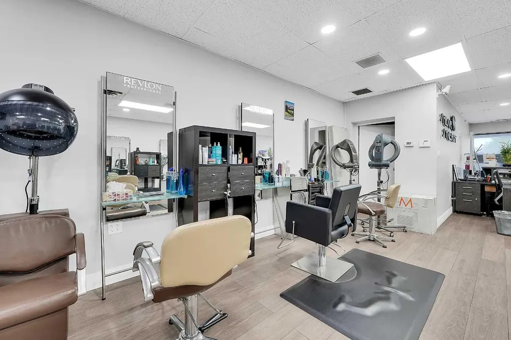222 16 Avenue NE Calgary AB T2E 1J8