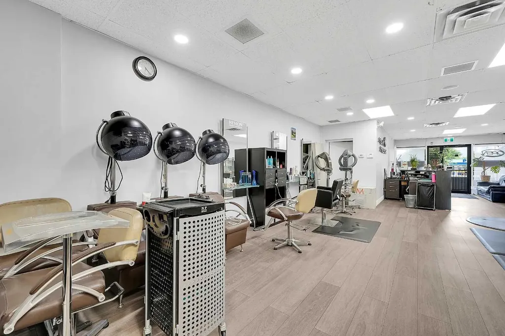 222 16 Avenue NE Calgary AB T2E 1J8