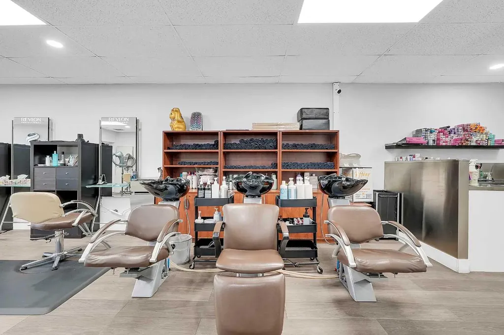 222 16 Avenue NE Calgary AB T2E 1J8