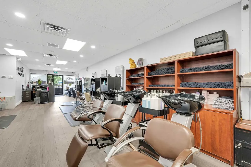 222 16 Avenue NE Calgary AB T2E 1J8