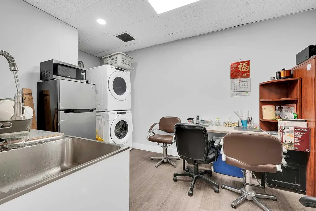 222 16 Avenue NE Calgary AB T2E 1J8