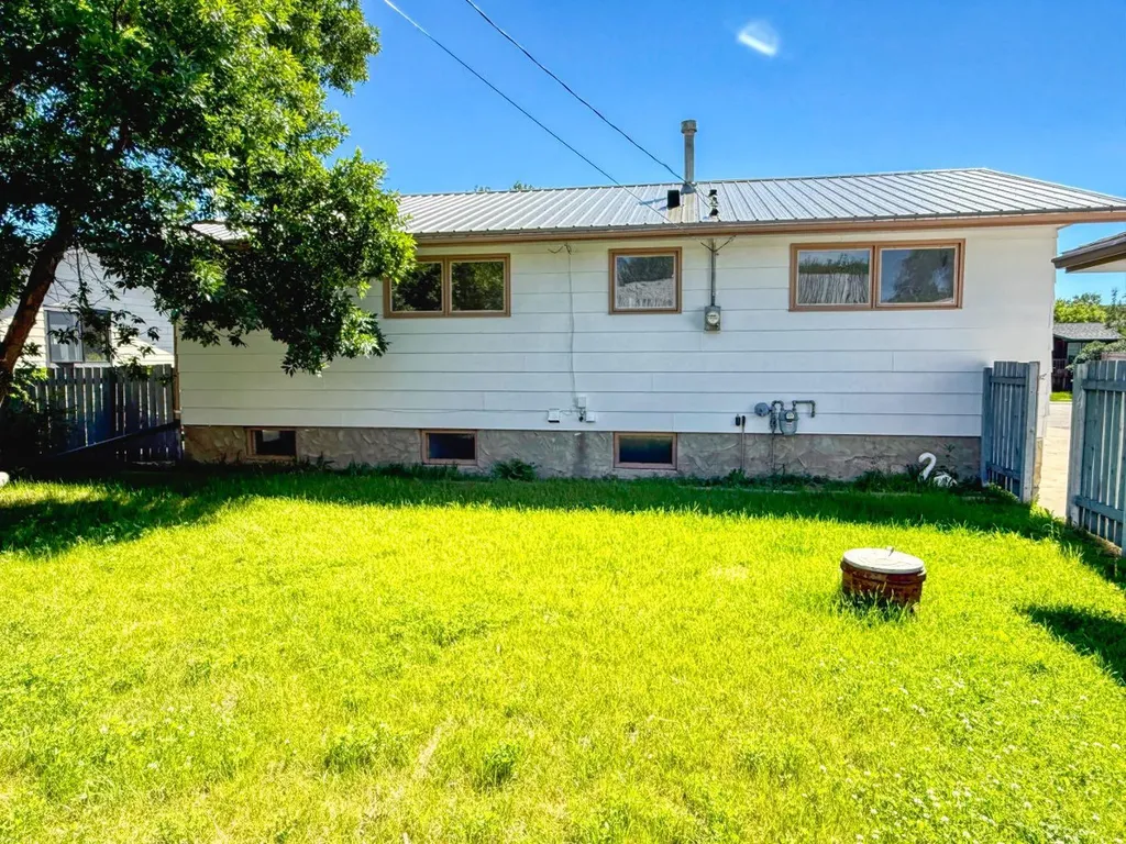 212 Aberdeen Avenue Carbon AB T0M 0A0
