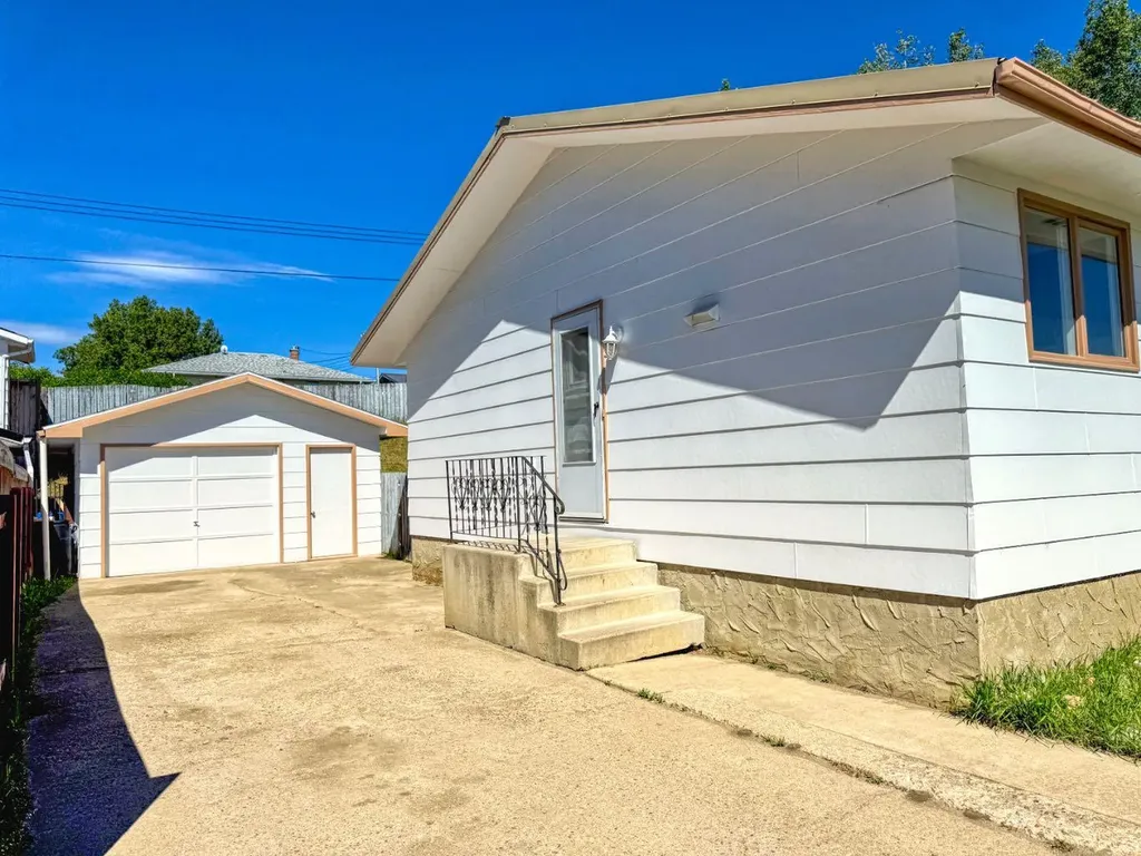 212 Aberdeen Avenue Carbon AB T0M 0A0