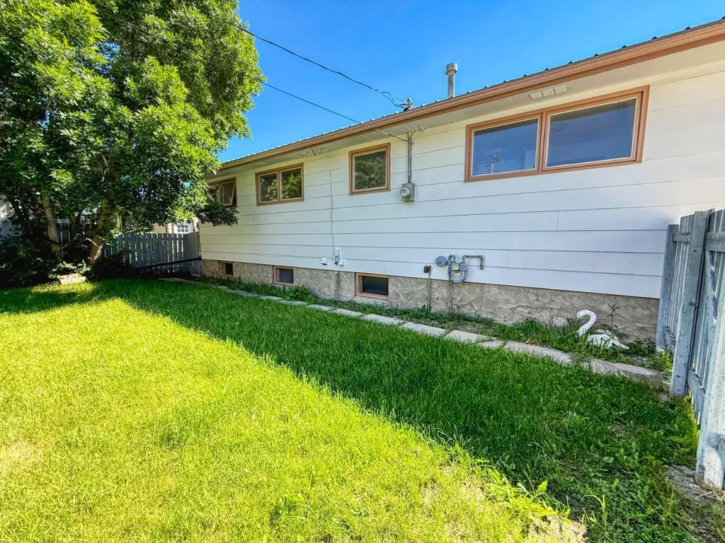 212 Aberdeen Avenue Carbon AB T0M 0A0