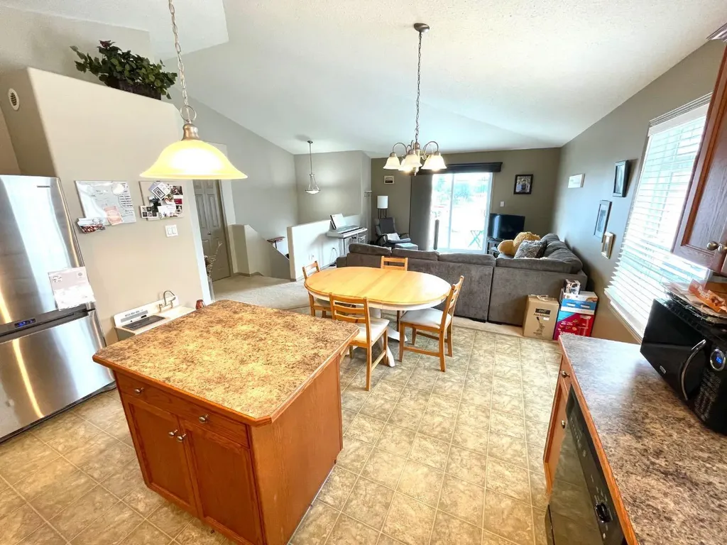 4803 54 Avenue Camrose AB T4V 5R1