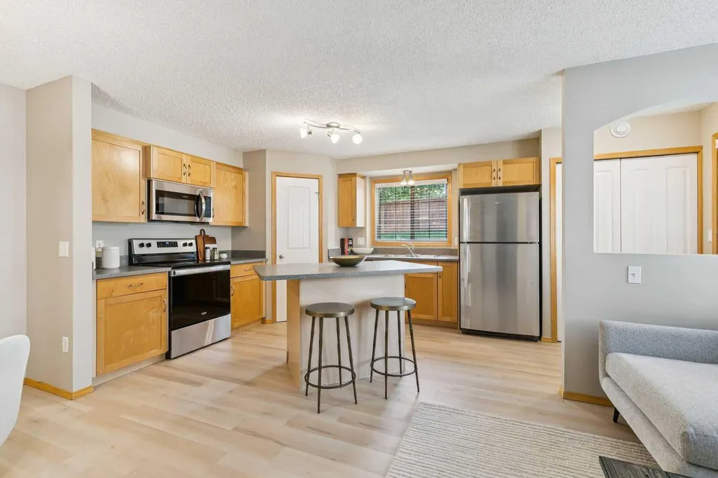 7 Everridge Square SW Calgary AB T2Y5J5