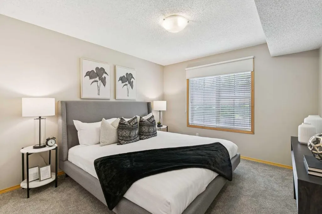 7 Everridge Square SW Calgary AB T2Y5J5