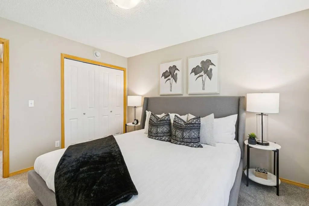 7 Everridge Square SW Calgary AB T2Y5J5
