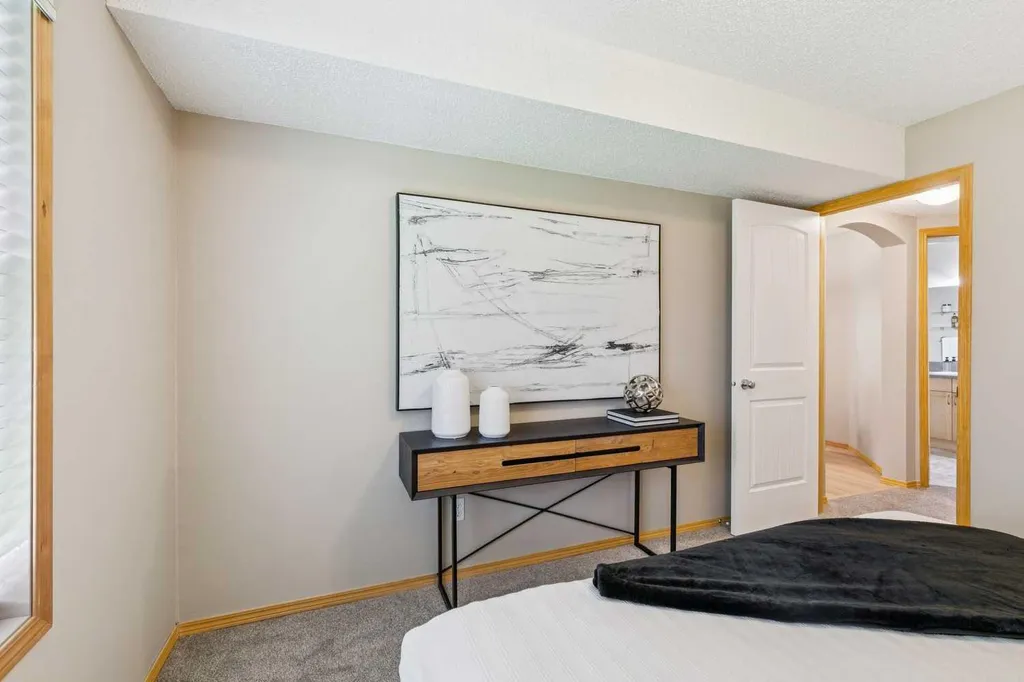 7 Everridge Square SW Calgary AB T2Y5J5