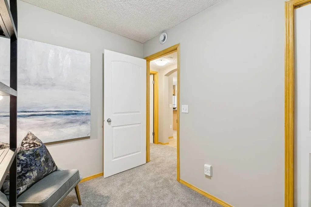 7 Everridge Square SW Calgary AB T2Y5J5