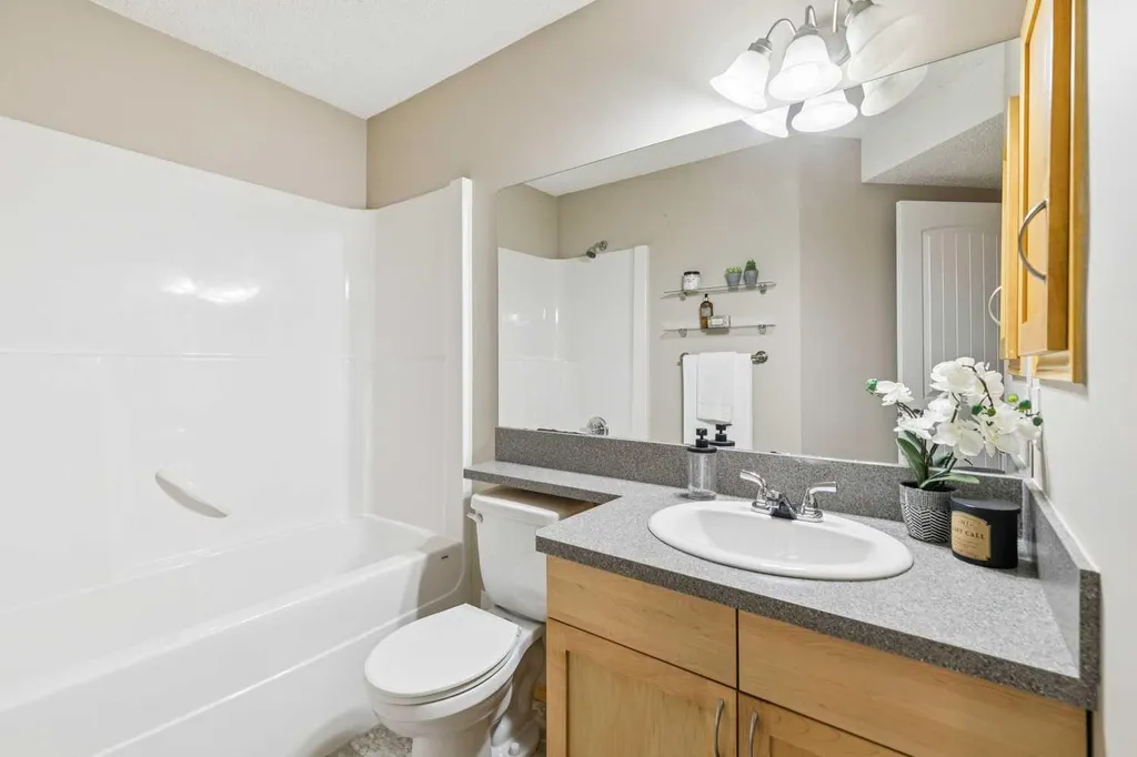 7 Everridge Square SW Calgary AB T2Y5J5