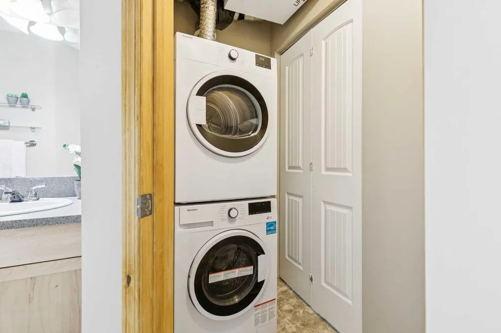 7 Everridge Square SW Calgary AB T2Y5J5