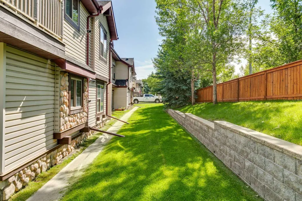 7 Everridge Square SW Calgary AB T2Y5J5