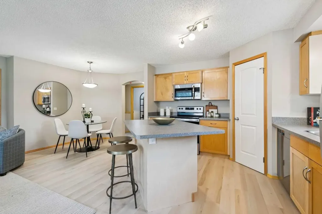 7 Everridge Square SW Calgary AB T2Y5J5