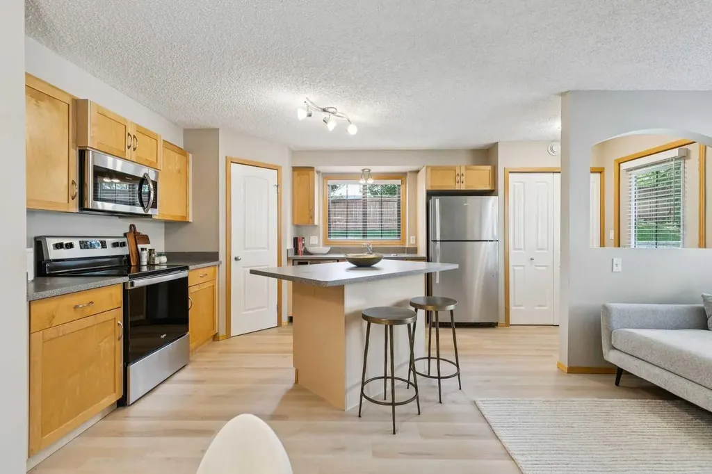 7 Everridge Square SW Calgary AB T2Y5J5