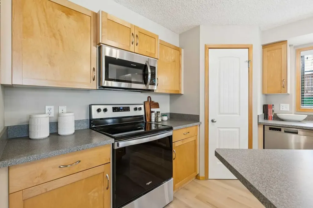 7 Everridge Square SW Calgary AB T2Y5J5