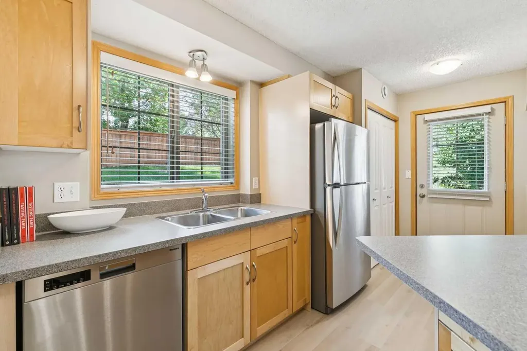 7 Everridge Square SW Calgary AB T2Y5J5