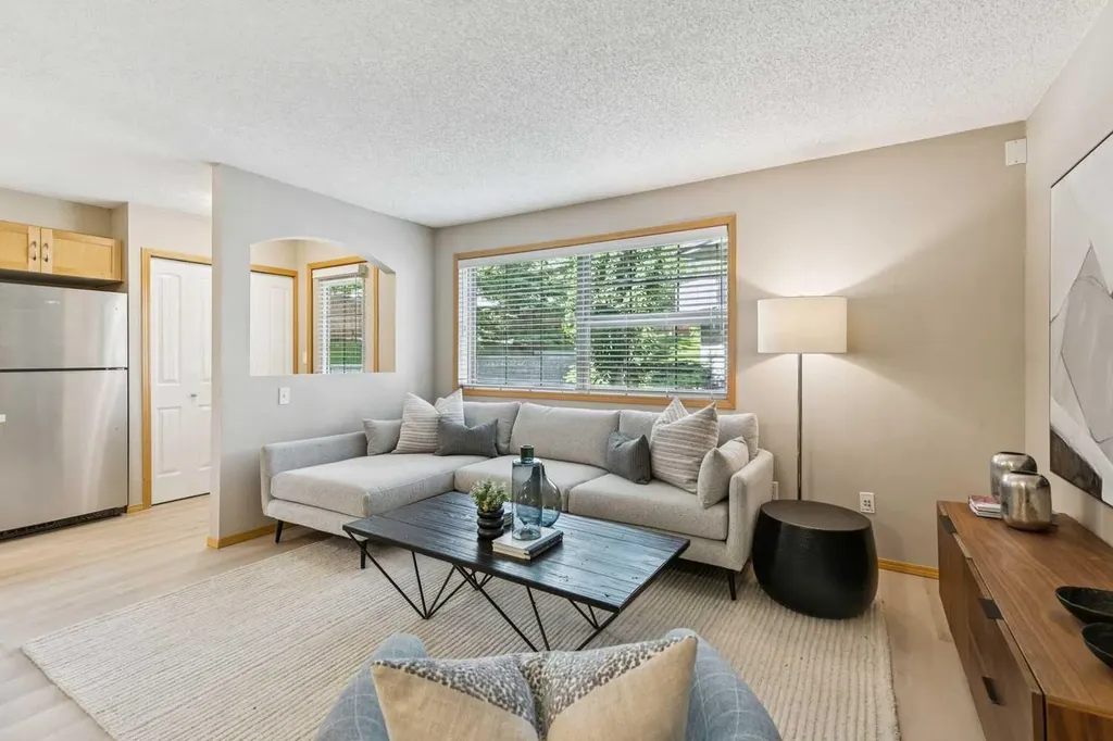 7 Everridge Square SW Calgary AB T2Y5J5