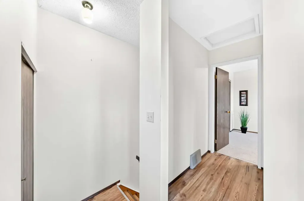 175 Manora Place NE Calgary AB T2A 5P7