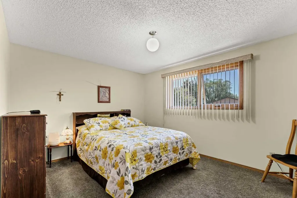 288 Ross Glen Drive SE Medicine Hat AB T1B 3A5