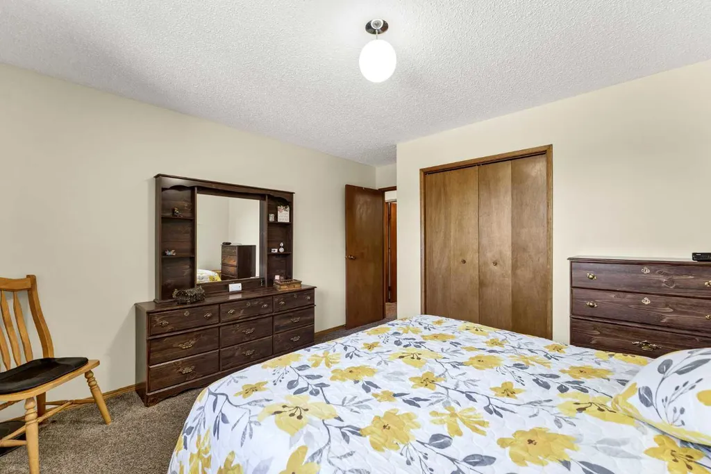 288 Ross Glen Drive SE Medicine Hat AB T1B 3A5