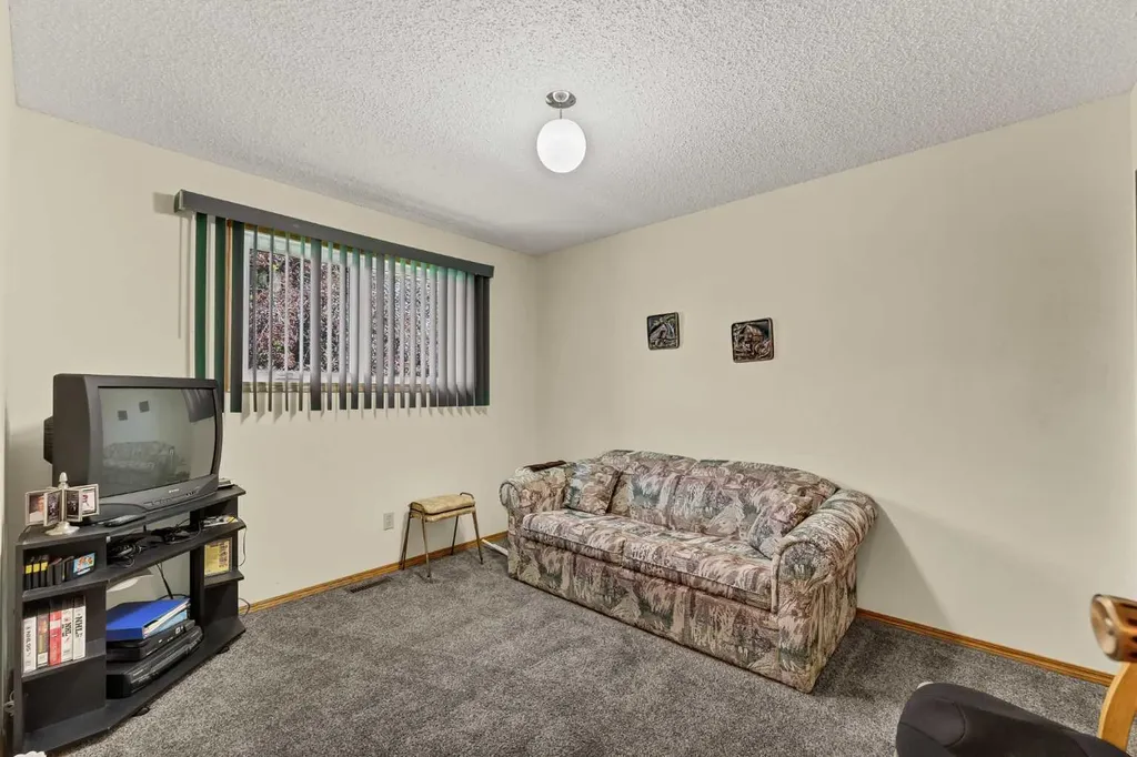 288 Ross Glen Drive SE Medicine Hat AB T1B 3A5